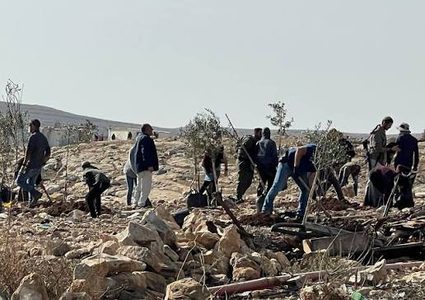 مستوطنون يجرفون أراضي في مخماس شمال القدس