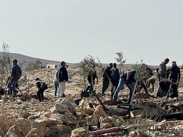 مستوطنون يجرفون أراضي في مخماس شمال القدس