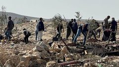 مستوطنون يجرفون أراضي في مخماس شمال القدس