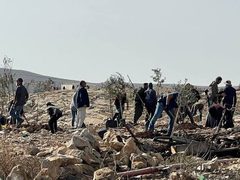 مستوطنون يجرفون أراضي في مخماس شمال القدس