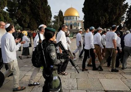 جيش الاحتلال ومستوطنون يقتحمون مسجد الرأس في الخليل ويغلقونه أمام المصلين