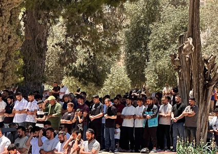 أكثر من 60 ألف مصلِّ أدّوا صلاة الجمعة في المسجد الأقصى المبارك، رغم عراقيل الاحتلال