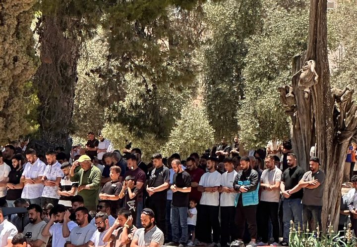 أكثر من 60 ألف مصلِّ أدّوا صلاة الجمعة في المسجد الأقصى المبارك، رغم عراقيل الاحتلال