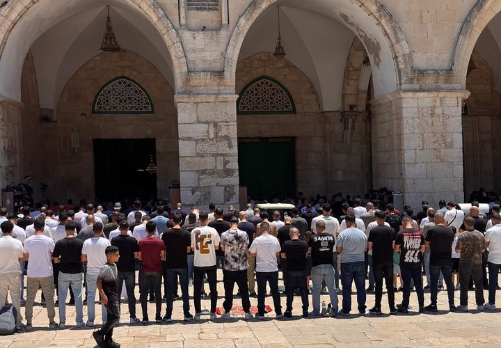 أكثر من 60 ألف مصلِّ أدّوا صلاة الجمعة في المسجد الأقصى المبارك، رغم عراقيل الاحتلال