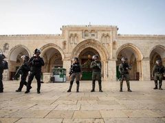 الاحتلال يعتدي على مقدسيا ويعتقله في محيط الأقصى