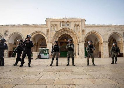 الاحتلال يعتدي على مقدسيا ويعتقله في محيط الأقصى