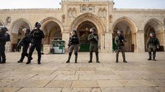 الاحتلال يعتدي على مقدسيا ويعتقله في محيط الأقصى