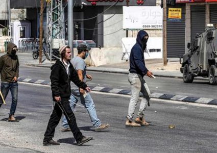مستوطنون يهاجمون تجمع “التبنة” البدوي شرق القدس