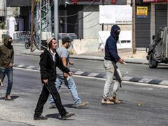 مستوطنون يهاجمون تجمع “التبنة” البدوي شرق القدس