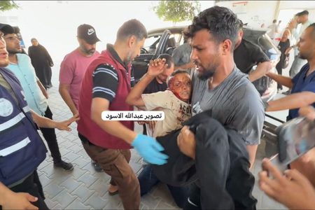 أكثر من 12 جريحًا جراء قصف الاحتلال قرب مفترق ضبيط بمدينة غزة.