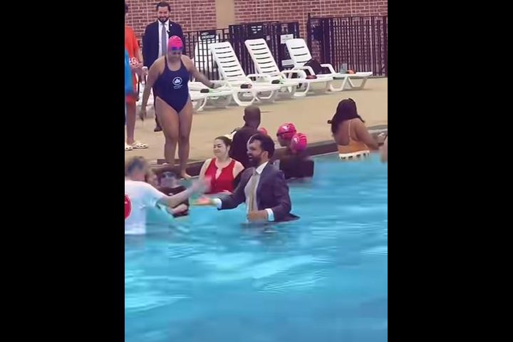 زهران ممداني يقفز في مسبح عام احتفالًا بانطلاق موسم السباحة الصيفي