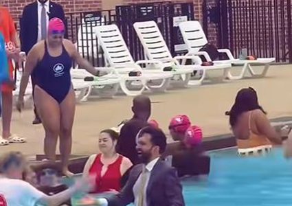 زهران ممداني يقفز في مسبح عام احتفالًا بانطلاق موسم السباحة الصيفي