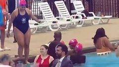 زهران ممداني يقفز في مسبح عام احتفالًا بانطلاق موسم السباحة الصيفي