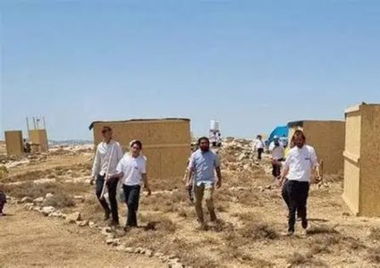 مستوطنون يهاجمون منزلًا جنوب يطا ويتسببون بحالات اختناق لعائلة في مسافر يطا