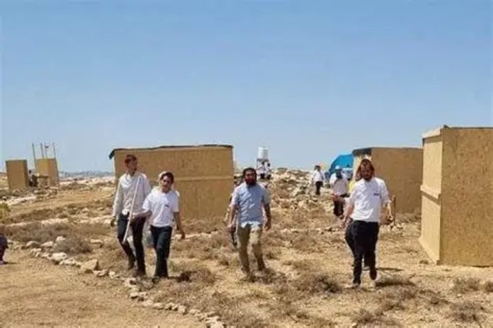 مستوطنون يهاجمون منزلًا جنوب يطا ويتسببون بحالات اختناق لعائلة في مسافر يطا