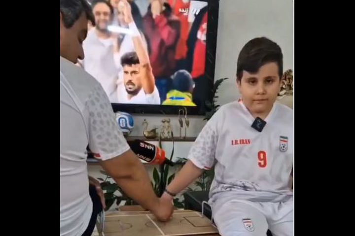 أب إيراني يصنع ملعبًا من الكرتون لابنه الكفيف لمتابعة مباراة إيران ومصر باللمس