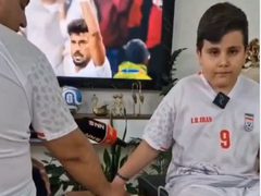 أب إيراني يصنع ملعبًا من الكرتون لابنه الكفيف لمتابعة مباراة إيران ومصر باللمس