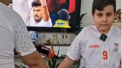أب إيراني يصنع ملعبًا من الكرتون لابنه الكفيف لمتابعة مباراة إيران ومصر باللمس