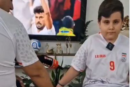 أب إيراني يصنع ملعبًا من الكرتون لابنه الكفيف لمتابعة مباراة إيران ومصر باللمس
