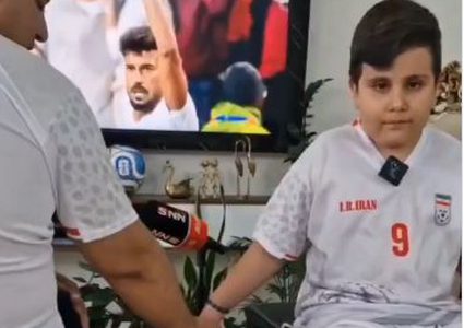أب إيراني يصنع ملعبًا من الكرتون لابنه الكفيف لمتابعة مباراة إيران ومصر باللمس