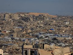الاحتلال يوسع المنطقة الصفراء وسط القطاع وغارات على غزة وخان يونس