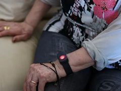 إيطاليا.. ساعة ذكية تحرس كبار السن في "خريف العمر"