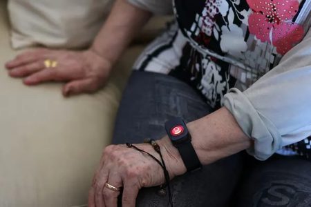 إيطاليا.. ساعة ذكية تحرس كبار السن في "خريف العمر"