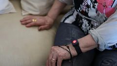 إيطاليا.. ساعة ذكية تحرس كبار السن في "خريف العمر"