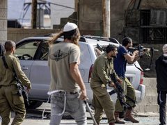 مستوطنون يعتدون على مواطن ويرشونه بغاز الفلفل في بيتا جنوب نابلس