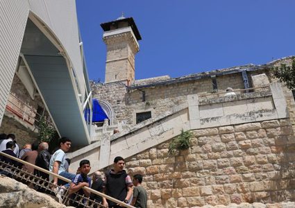 الاحتلال يباشر بسقف صحن الحرم الإبراهيمي ويحطم جداريات بقرية الطبقة جنوب الخليل
