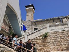 الاحتلال يباشر بسقف صحن الحرم الإبراهيمي ويحطم جداريات بقرية الطبقة جنوب الخليل