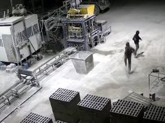 مستوطنون يعتدون على حارس في المنطقة الصناعية ببيتا ويرشونه بغاز الفلفل