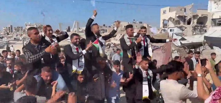 150 عريسًا وعروسًا يحتفلون بزفافهم بين ركام مخيم جباليا