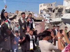 150 عريسًا وعروسًا يحتفلون بزفافهم بين ركام مخيم جباليا