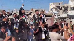 150 عريسًا وعروسًا يحتفلون بزفافهم بين ركام مخيم جباليا