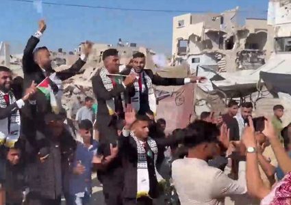 150 عريسًا وعروسًا يحتفلون بزفافهم بين ركام مخيم جباليا