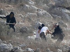 مستوطنون ينصبون سياجا حول أراضي المواطنين شرق رام الله