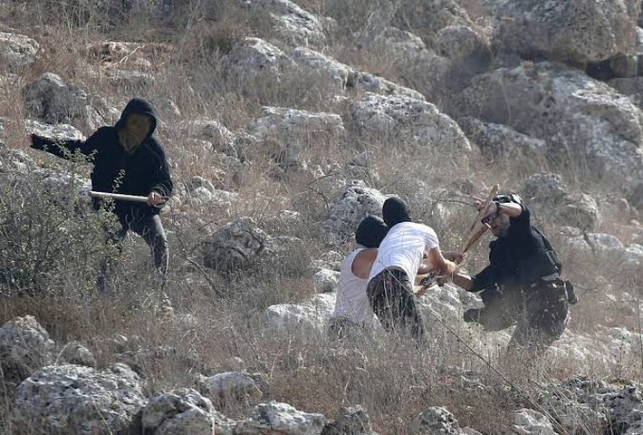 مستوطنون ينصبون سياجا حول أراضي المواطنين شرق رام الله