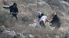 مستوطنون ينصبون سياجا حول أراضي المواطنين شرق رام الله
