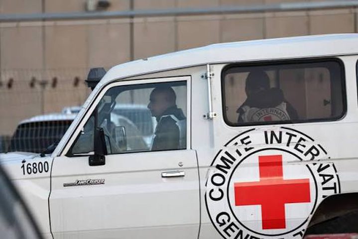الصليب الأحمر: سهّلنا نقل 13 معتقلاً مفرجاً عنهم إلى غزة
