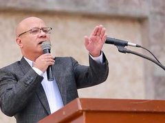أبو هولي يدعو الدول المانحة إلى تقديم تمويل إضافي ومستدام "للأونروا"