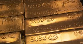 الذهب يسجل أسوأ أداء فصلي منذ 13 عامًا بسبب مخاوف الفائدة والتضخم