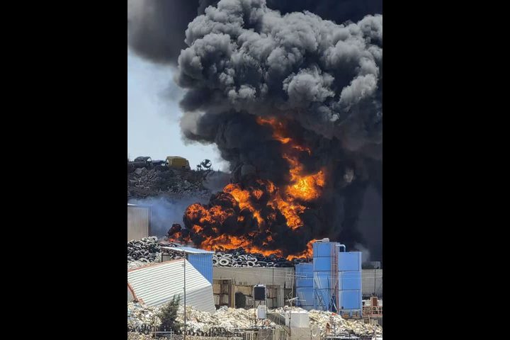 طواقم إطفائية بلدية الخليل تسيطر على حريق ضخم جنوب المدينة