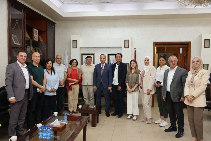 رئيس بلدية الخليل يدعو المانحين إلى تعزيز دعم المشاريع التنموية