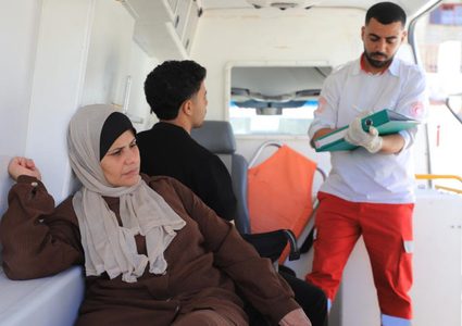 إجلاء 30 مريضًا و55 مرافقًا عبر معبر رفح