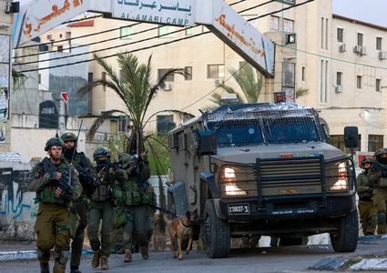 قوات الاحتلال تقتحم بلدة يطا وتغلق عدداً من الطرق جنوب الخليل