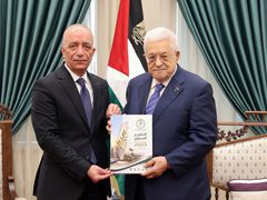 الرئيس محمود عباس يتسلم التقرير السنوي لسلطة الأراضي 2025