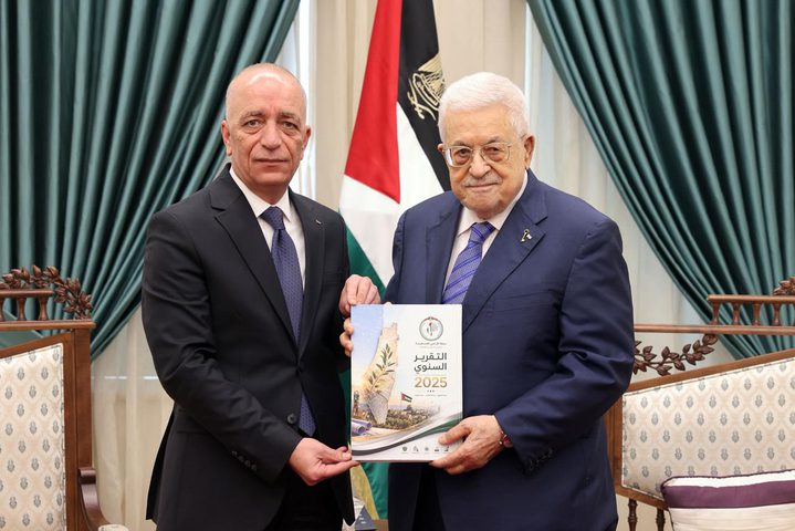 الرئيس محمود عباس يتسلم التقرير السنوي لسلطة الأراضي 2025
