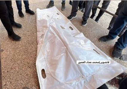 طواقم الدفاع المدني تنتشل رفات شهيد من منطقة حي الأمل بمدينة خان يونس، وتنقله إلى مجمع ناصر الطبي.