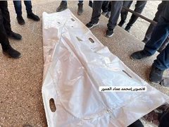 طواقم الدفاع المدني تنتشل رفات شهيد من منطقة حي الأمل بمدينة خان يونس، وتنقله إلى مجمع ناصر الطبي.